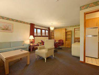 Ramada By Wyndham Flemington Exterior foto